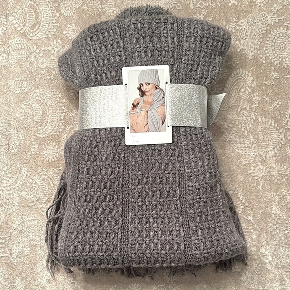 NWT New York & Co Gray Knit Fringe Scarf Pom Hat & Gloves Set Winter Cozy Gift - Picture 5 of 15
